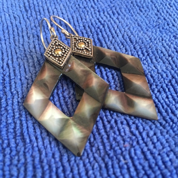 Bali Designs Robert Manse Mother-of-Pearl Earring - Picture 4 of 8